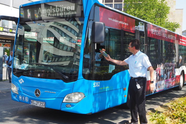 Bei besonders hohen Temperaturen verteilen die Stadtwerke Wasser an Busfahrerinnen und Busfahrer.