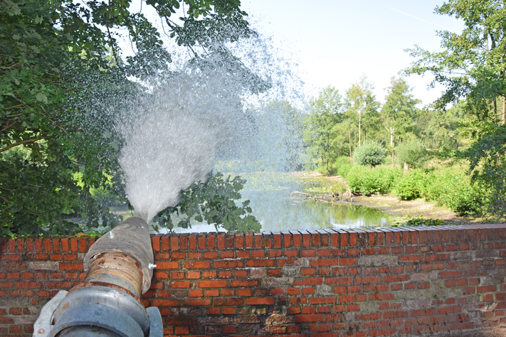 Mit Wasser von der Baustelle an der Mariendorfer Straße wird der große Teich an der Dyckburg aufgefüllt.