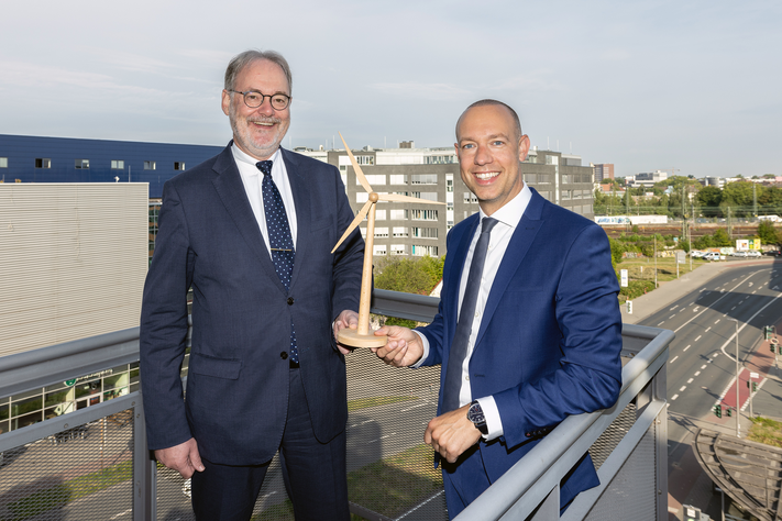 Windenergie-Projekte wollen Johannes Röken (r.), Geschäftsführer der Stadtwerke Dülmen, und Sebastian Jurczyk (l.), Geschäftsführer Stadtwerke Münster, gemeinsam voranbringen.
