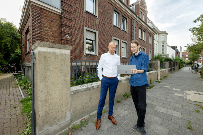 Bei David Hahne überzeugte sich Stadtwerke-Geschäftsführer Sebastian Jurczyk davon, dass mit dem neuen Glasfaseranschluss alles in Ordnung ist.