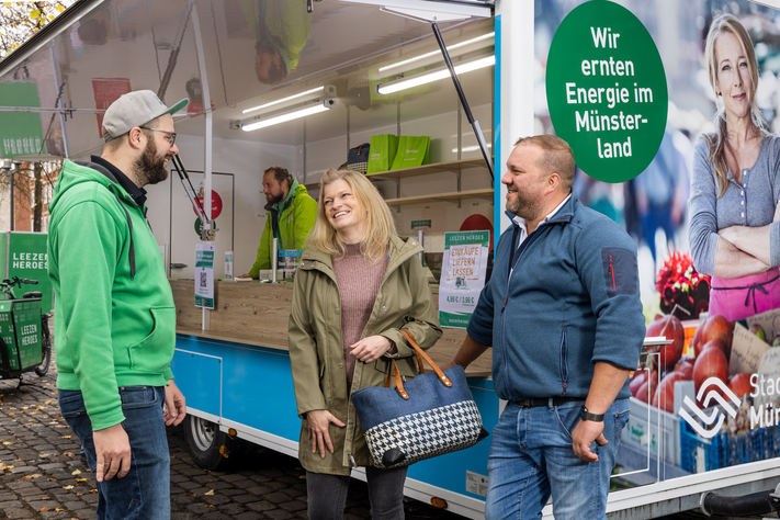 Das neue Angebot ist eine Kooperation zwischen den Stadtwerken, den Marktbeschickern und Leezen Heroes. An den Start bringen es (v. l.) Florian Voß von den Leezen Heroes und Stadtwerkerin Marina Fischer zusammen mit Sebastian Bussmeyer für die Marktbeschicker.