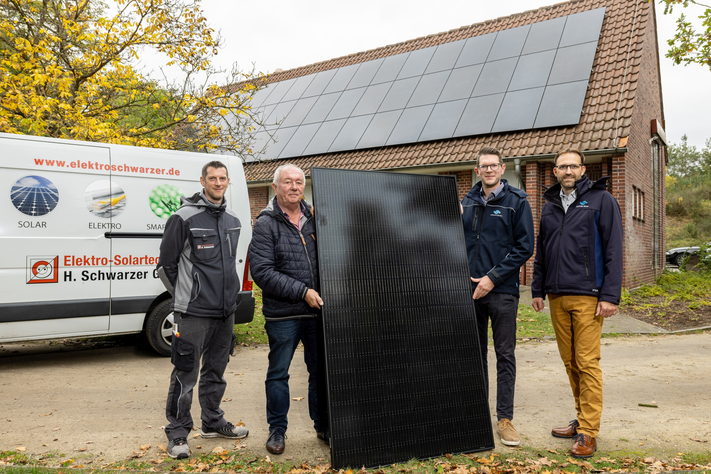 Magnus Losinzky, Helmut Schwarzer, Max Wolf und Dominik Pollok (v. l.) und freuen sich über die neue Photovoltaikanlage am Wasserwerk Hohe Ward. Sie erzeugt Ökostrom, der direkt für die der Trinkwassergewinnung eingesetzt wird.