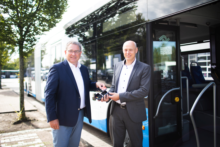 Freuen sich über die gute Zusammenarbeit und den neuen Service für die Fahrgäste: Klaus Richter, Vorstandsvorsitzender der Sparkasse Münsterland-Ost (l.) und Frank Gäfgen, Geschäftsführer Mobilität der Stadtwerke.