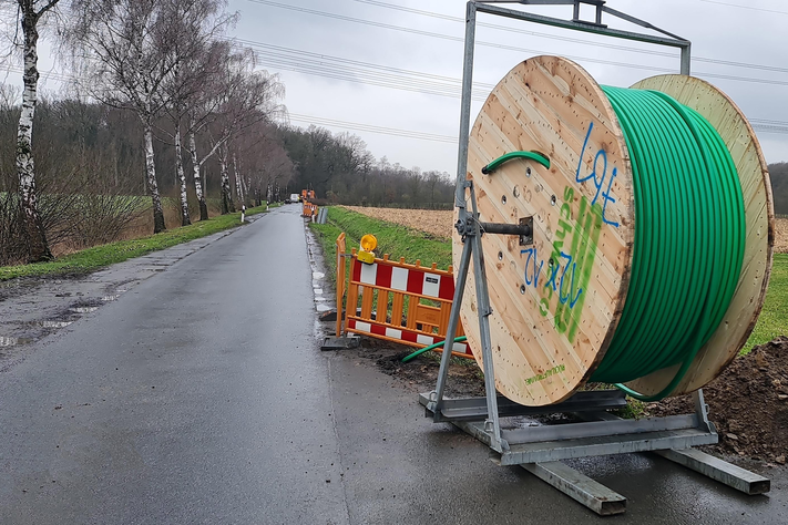 An der Straße Vogelsang wurden Glasfaserkabel mit einer Spülbohrung verlegt.