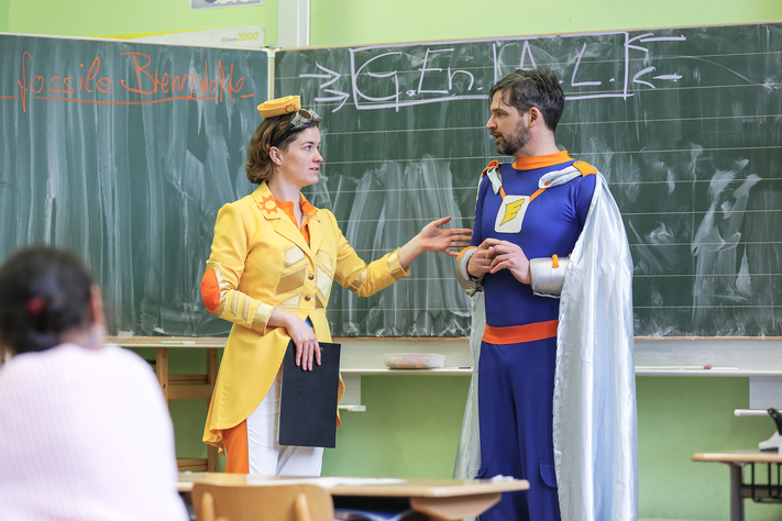 Captain Solar und Ventus da Windi besuchen wieder Grundschulklassen. Termine können ab sofort gebucht werden. Captain Solar und Ventus da Windi besuchen wieder Grundschulklassen. Termine können ab sofort gebucht werden.