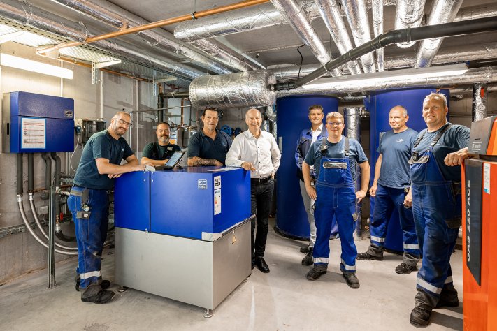 Markus Bieder (Mitte) und sein Team in einem münsterschen Blockheizkraftwerk
