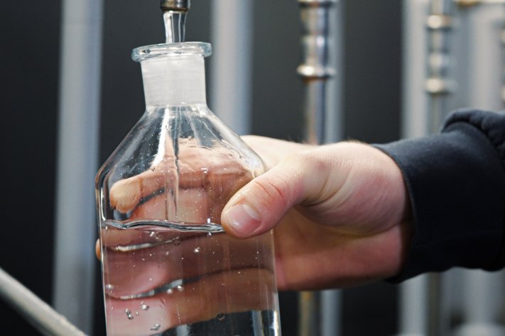 Mit rund 2.000 Analysen im Jahr stellen die Stadtwerke Münster die einwandfreie Qualität des Trinkwassers sicher.