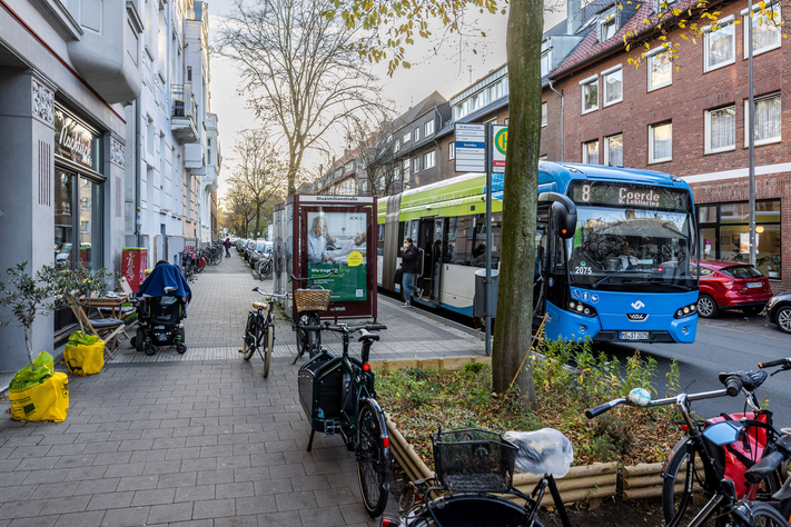 Bus hält an Haltestelle.