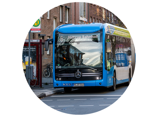 Ein Bus steht an einer Bushaltestelle.