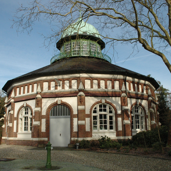 Wie sieht es hinter der Fassade des Wasserwerks Hohe Ward aus? Am Tag des Wassers zeigen die Stadtwerke dies in einer kostenlosen Führung.