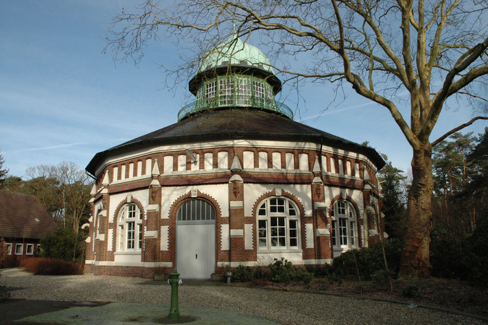 Wie sieht es hinter der Fassade des Wasserwerks Hohe Ward aus? Am Tag des Wassers zeigen die Stadtwerke dies in einer kostenlosen Führung.