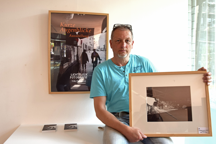 "Münster – unverfälscht und in Schwarzweiß", so präsentiert Fotograf Udo Fattmann seine Stadt ab sofort in der Ausstellung „Kurze Augenblicke“ bei den Stadtwerken am Hafenplatz.