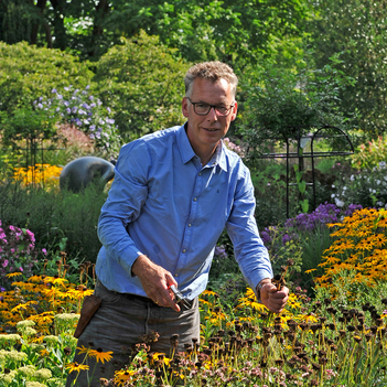 Klaus Krohme, Leiter des Kreislehrgarten Steinfurt, gibt sein Wissen im Stadtwerke CityShop weiter. (Foto: Klaus Krohme)