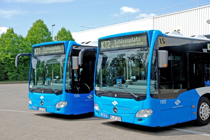 Zwei Stadtbusse.