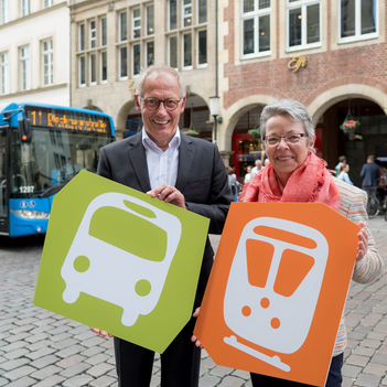 Mit Bus und Bahn zur Arbeit: Karin Eksen und Reinhard Schulte stellen das Jobticket-Angebot des Handelsverbandes vor.