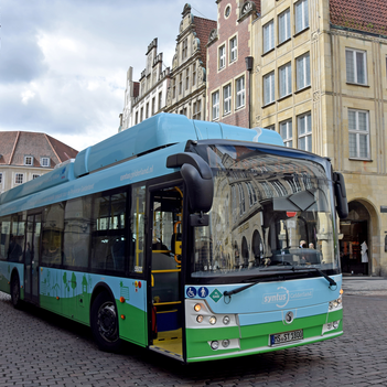 Der außergewöhnliche Bus ist auf der Linie 14 unterwegs und fährt so regelmäßig am Rathaus vorbei.