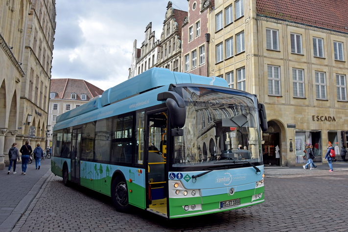 Der außergewöhnliche Bus ist auf der Linie 14 unterwegs und fährt so regelmäßig am Rathaus vorbei.