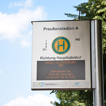 Zur WM sorgen die Verkehrsmeister der Stadtwerke dafür, dass Fahrgäste die Spiel-stände der deutschen Nationalelf als Lauftext auf den digitalen Anzeigen an über 100 Haltestellen in Münster sehen.