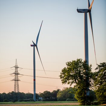 Der Genossenschaft Unsere Münster-Energie gehören nun zwei Windräder in Amelsbüren: links die neue Anlage von 2017, rechts die von 2014.
