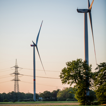 Der Genossenschaft Unsere Münster-Energie gehören nun zwei Windräder in Amelsbüren: links die neue Anlage von 2017, rechts die von 2014.