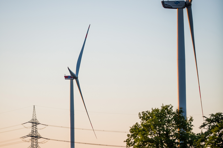 Der Genossenschaft Unsere Münster-Energie gehören nun zwei Windräder in Amelsbüren: links die neue Anlage von 2017, rechts die von 2014.