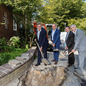 Mit dem ersten Spatenstich läuten Alfons Reinkemeier (Stadtkämmerer und Aufsichtsratsvorsitzender der Stadtwerke Münster), Dr. Dirk Wernicke (technischer Geschäftsführer der Stadtwerke), Volker Becker (Geschäftsführer Generalunternehmer visco) und Dr. Henning Müller-Tengelmann (kaufmännischer Geschäftsführer der Stadtwerke) den Glasfaserausbau ein.