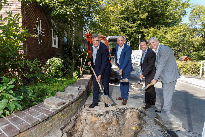 Mit dem ersten Spatenstich läuten Alfons Reinkemeier (Stadtkämmerer und Aufsichtsratsvorsitzender der Stadtwerke Münster), Dr. Dirk Wernicke (technischer Geschäftsführer der Stadtwerke), Volker Becker (Geschäftsführer Generalunternehmer visco) und Dr. Henning Müller-Tengelmann (kaufmännischer Geschäftsführer der Stadtwerke) den Glasfaserausbau ein.