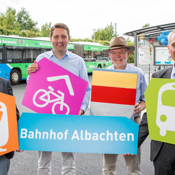 Bus, Bahn und Rad am Bahnhof Albachten (v. l.) Michael Geuckler (Mitglied Geschäftsleitung des NWL), Robin Denstorff (Stadtbaurat), Michael Grimm (Leiter Tiefbauamt) und Dr. Henning Müller-Tengelmann (kaufmännischer Geschäftsführer Stadtwerke) freuen sich über die Eröffnung der Leezenbox.