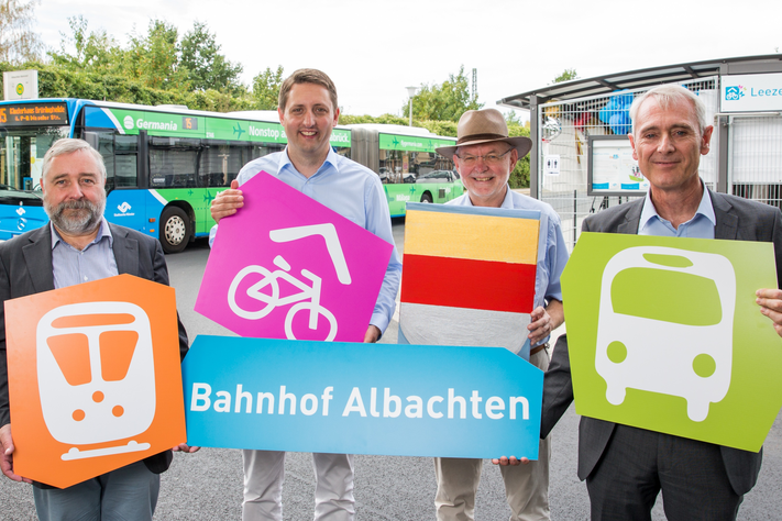 Bus, Bahn und Rad am Bahnhof Albachten (v. l.) Michael Geuckler (Mitglied Geschäftsleitung des NWL), Robin Denstorff (Stadtbaurat), Michael Grimm (Leiter Tiefbauamt) und Dr. Henning Müller-Tengelmann (kaufmännischer Geschäftsführer Stadtwerke) freuen sich über die Eröffnung der Leezenbox.