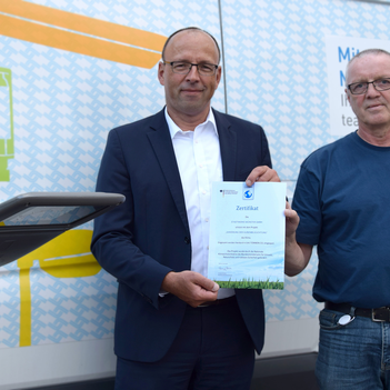 Dr. Dirk Wernicke, technischer Geschäftsführer der Stadtwerke Münster, und Ernst Wiesmann, Gruppenleiter Straßenbeleuchtung, freuen sich über die Fördergelder aus Berlin.