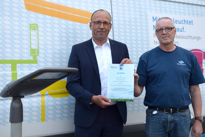 Dr. Dirk Wernicke, technischer Geschäftsführer der Stadtwerke Münster, und Ernst Wiesmann, Gruppenleiter Straßenbeleuchtung, freuen sich über die Fördergelder aus Berlin.