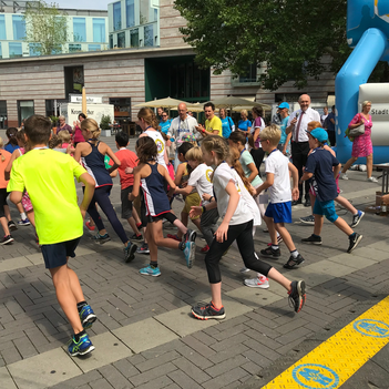 Zugunsten von UNICEF liefen rund 70 Kinder beim Spendenlauf der Stadtwerke mit. Für den guten Zweck kamen 1903 Euro zusammen.