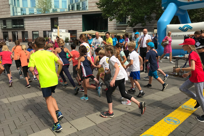 Zugunsten von UNICEF liefen rund 70 Kinder beim Spendenlauf der Stadtwerke mit. Für den guten Zweck kamen 1903 Euro zusammen.