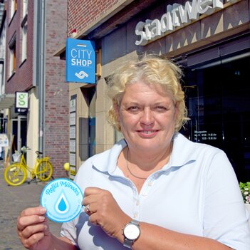 CityShop-Leiterin Christiane Puhe mit dem Refill-Münster-Zeichen.