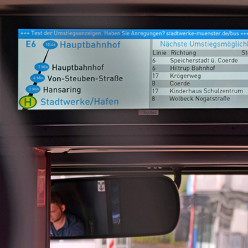Nächste Umstiegsmöglichkeiten in der Linie E6: So sieht der neue Service der Stadtwerke im Bus aus.