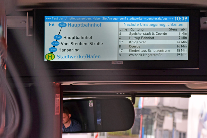 Nächste Umstiegsmöglichkeiten in der Linie E6: So sieht der neue Service der Stadtwerke im Bus aus.