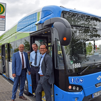 Fünf neue Elektrobusse des Typs VDL Citea Electric gehen in Münster in den Linieneinsatz. Vorgestellt haben sie (v. l.) Dr. Dirk Wernicke, technischer Geschäftsführer, Jürgen Przybilla, Ausbildung und Schulung Fahrbetrieb, und Betriebsleiter Eckhard Schläfke.