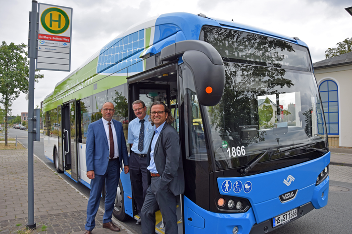 Fünf neue Elektrobusse des Typs VDL Citea Electric gehen in Münster in den Linieneinsatz. Vorgestellt haben sie (v. l.) Dr. Dirk Wernicke, technischer Geschäftsführer, Jürgen Przybilla, Ausbildung und Schulung Fahrbetrieb, und Betriebsleiter Eckhard Schläfke.