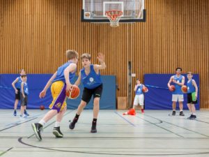 Training bei der Stadtwerke Baketball Akademie mit Konrad Tota im Pascal-Gymnasium am 23.04.2016 Foto: MünsterView / Heiner Witte