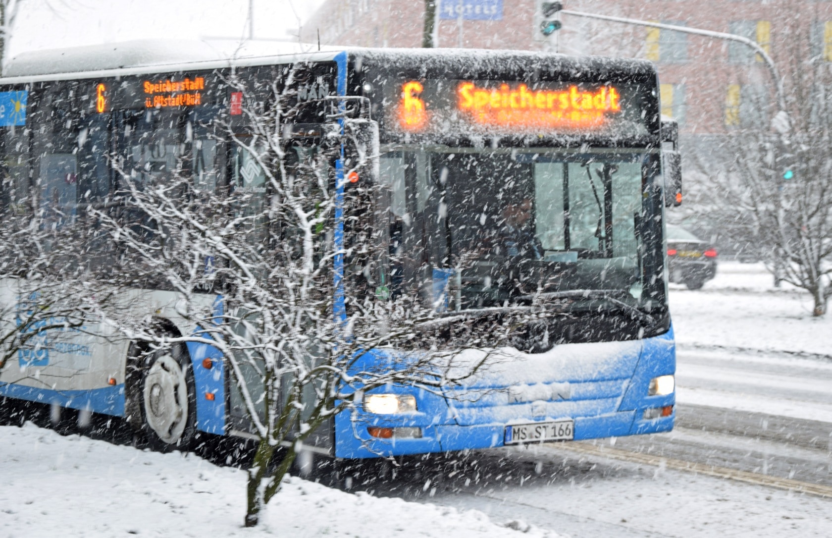 Darum bekommen Busse im Schnee Probleme